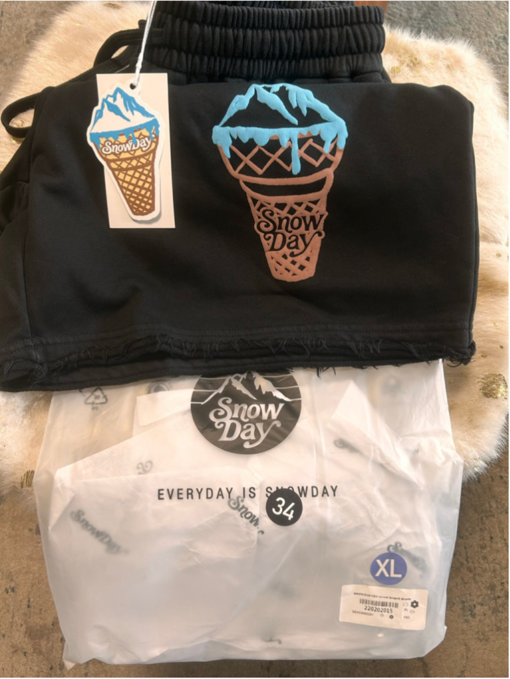 Snow Day Black Blue Graphic Shorts Size XL